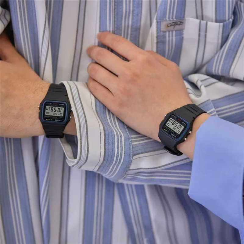 Montre-bracelet carrée rétro t - Outdoor Lighting Timer avis et prix
